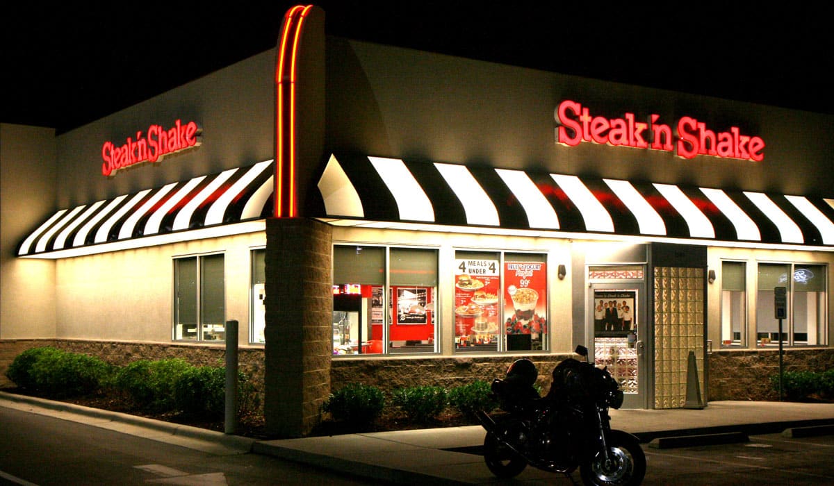 The Exterior Of A Steak 'n Shake Restaurant At Night