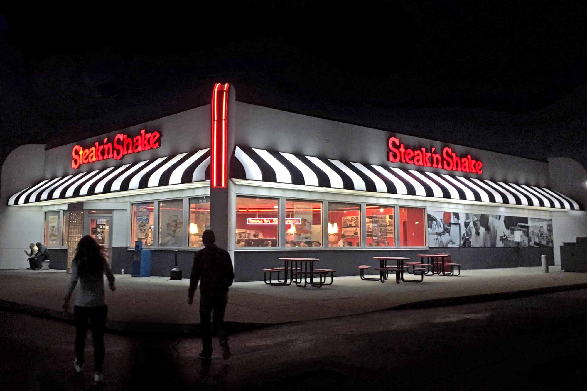 Exterior Of Steak 'n Shake Restaurant At Night